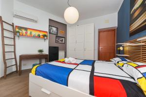 una camera con letto e scala di Mondrian House a Roma