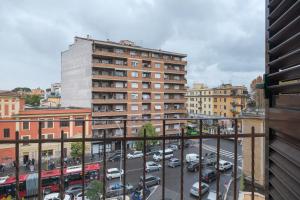 vista su una strada cittadina con auto e edifici di Mondrian House a Roma