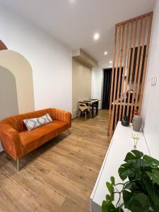 een woonkamer met een bank en een tafel bij Suite cocooning & spa in Béziers