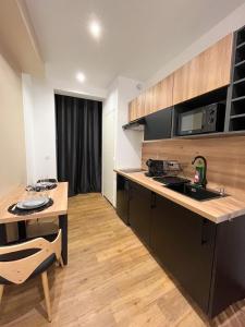 貝濟耶的住宿－Suite cocooning & spa，厨房配有桌子和台面