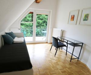 ein Wohnzimmer mit einem Tisch und einem Sofa in der Unterkunft Ferienwohnung Schneelehner, 2-Schlafzimmer, Feldberg, in Feldberg