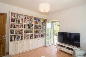 Η βιβλιοθήκη της παραθεριστικής κατοικίας +14 φωτογραφίες