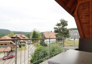una vista desde el balcón de una casa en Ferienwohnung Schneelehner, 2-Schlafzimmer, Feldberg, en Feldberg