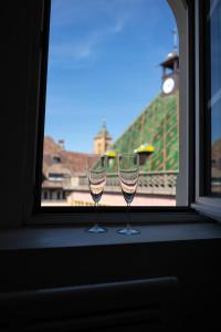 dois copos de vinho sentados no parapeito da janela em SECRET MAMA with Aircon 150 meters from parking Rapp em Colmar