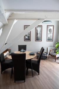 a dining room with a table and chairs at SECRET MAMA with Aircon 150 meters from parking Rapp in Colmar