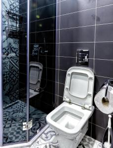 een badkamer met een toilet en een glazen douche bij Old Walls 1 in Tbilisi City