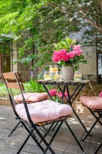 une table avec une plante en pot et deux chaises dans l'établissement KAZ13 Kazinczy Apartment, à Budapest