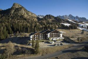 an aerial view of a resort in the mountains at Appartamento AB in Passo San Pellegrino