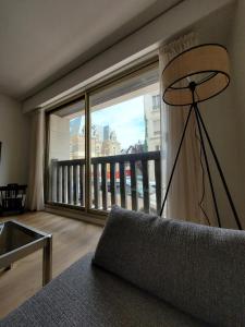 salon z kanapą i dużym oknem w obiekcie Deauville centre et mer w mieście Deauville