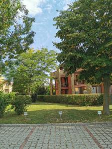 Vonkajšia záhrada v ubytovaní Best Golf-Birdland Apartman