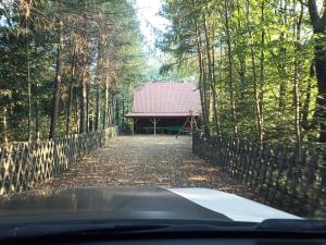 a road leading to a house with a fence at DOMEK LETNISKOWY MYSCÓWKA in Krempna