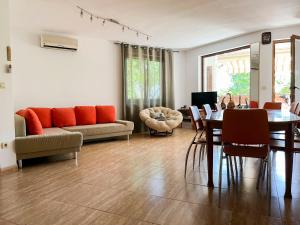 a living room with a couch and a table at Комплекс «ТОП» in Sveti Vlas