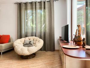 a room with a chair and a desk with a television at Комплекс «ТОП» in Sveti Vlas