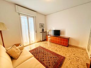 a living room with a couch and a tv at Appartamenti Poggio di Giano in Poiano