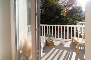 einen Balkon mit einem weißen Geländer und einem Fenster in der Unterkunft Magnólia in Nagykanizsa