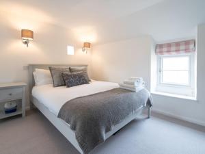 Voodi või voodid majutusasutuse Stunning 17th century 3 bedroom cottage - Pass the Keys toas