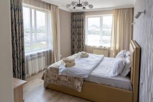 une chambre avec un lit avec deux ours en peluche dessus dans l'établissement Квартира посуточно Бизнес класса в ЖК АСЫЛ ТОБЕ, à Almaty