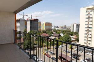 un balcon avec vue sur une ville dans l'établissement Квартира посуточно Бизнес класса в ЖК АСЫЛ ТОБЕ, à Almaty
