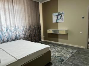 ein Schlafzimmer mit einem Bett und eine Wand mit einer Schublade in der Unterkunft KRich Hotel Aktobe in Aqtöbe