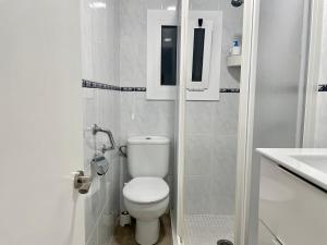 ein weißes Bad mit einem WC und einem Waschbecken in der Unterkunft Apartamento el Cau, acogedor y cerca del Montseny in Arbúcies