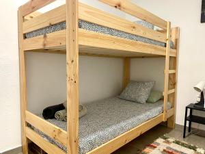 ein Etagenbett in einem Schlafzimmer mit einem Etagenbett in einem Zimmer in der Unterkunft Apartamento el Cau, acogedor y cerca del Montseny in Arbúcies