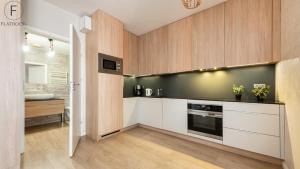 Kuchyň nebo kuchyňský kout v ubytování Flatbook - City Center SPA Apartments Toruńska