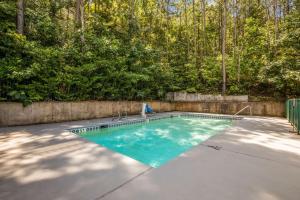 a swimming pool in the middle of a yard at Quality Inn & Suites near Lake Oconee in Turnwold