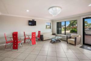 una sala de espera con mesa y sillas en Econo Lodge Lake Charles University Area en Lake Charles