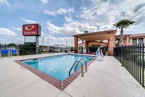 a swimming pool in front of a hotel at Econo Lodge Lake Charles University Area in Lake Charles