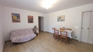 - une chambre avec un lit, une table et des chaises dans l'établissement L'Alba della Tavernetta, à Locorotondo