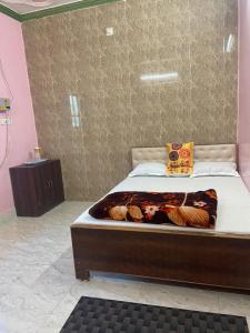 um quarto com uma cama num quarto cor-de-rosa em Suraj Bhawan em Gaya