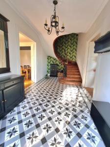 um quarto com uma escada e um piso de azulejo em Les Hauts de St Jacques maison d'exception 300m2, jardin arboré 2000m2 em Pouzauges