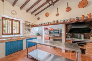 una gran cocina con una mesa en el centro en Els Marsals, en Llucmajor