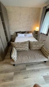 - une chambre avec un grand lit et un canapé dans l'établissement ONLY THE BEST 5 La tua Suite tra Venezia e Treviso, à San Trovaso
