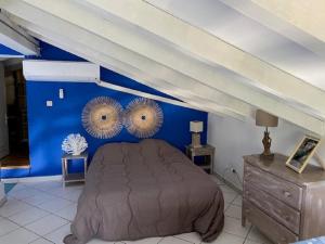 サント・リュシ・ド・ポルト・ヴェッキオにあるResidence Fium Del Cavoの青い壁のベッドルーム1室(ベッド1台付)