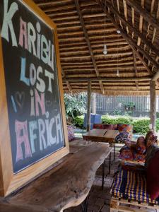 een groot bord dat zegt autisme verloren in Afrika op een patio bij Lost in Africa Arusha in Arusha