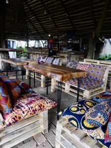een winkel met veel verschillende gekleurde kussens op banken bij Lost in Africa Arusha in Arusha