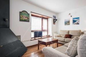 Televízia a/alebo spoločenská miestnosť v ubytovaní Aiguamoig by SeaMount Rentals
