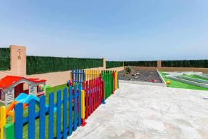 Herní místnost nebo prostor pro děti v ubytování Villa Mini Golf