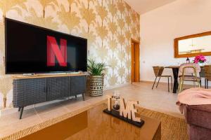 TV a/nebo společenská místnost v ubytování Villa Mini Golf