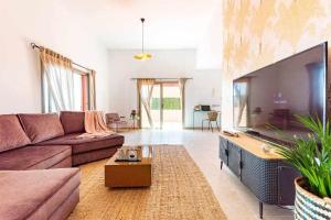 A television and/or entertainment centre at Villa Mini Golf