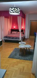 Sala de estar con 1 cama y 2 mesas en Ristevski Apartments, en Ohrid