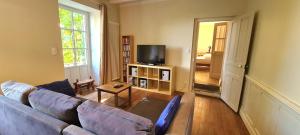 Televízia a/alebo spoločenská miestnosť v ubytovaní Les Hauts de St Jacques maison d'exception 300m2, jardin arboré 2000m2