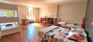 Posteľ alebo postele v izbe v ubytovaní Les Hauts de St Jacques maison d'exception 300m2, jardin arboré 2000m2