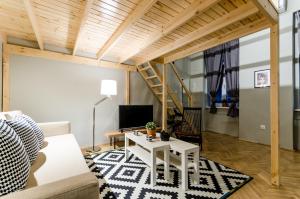 ein Wohnzimmer mit einem Sofa und einem Tisch in der Unterkunft Sweet Cumin Apartment Next To Famous Cafe in Budapest