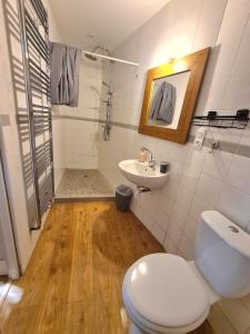 Kúpeľňa v ubytovaní Les Hauts de St Jacques maison d'exception 300m2, jardin arboré 2000m2