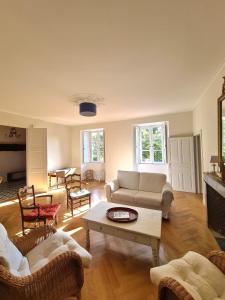 sala de estar con sofá y mesa en Les Hauts de St Jacques maison d'exception 300m2, jardin arboré 2000m2 en Pouzauges