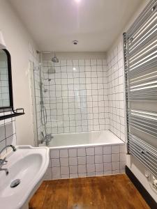 Kúpeľňa v ubytovaní Les Hauts de St Jacques maison d'exception 300m2, jardin arboré 2000m2