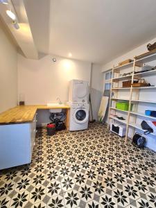 Kuchyňa alebo kuchynka v ubytovaní Les Hauts de St Jacques maison d'exception 300m2, jardin arboré 2000m2