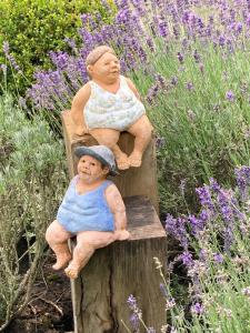 a statue of two babies sitting on a stump at De Epicurist in Hasselt